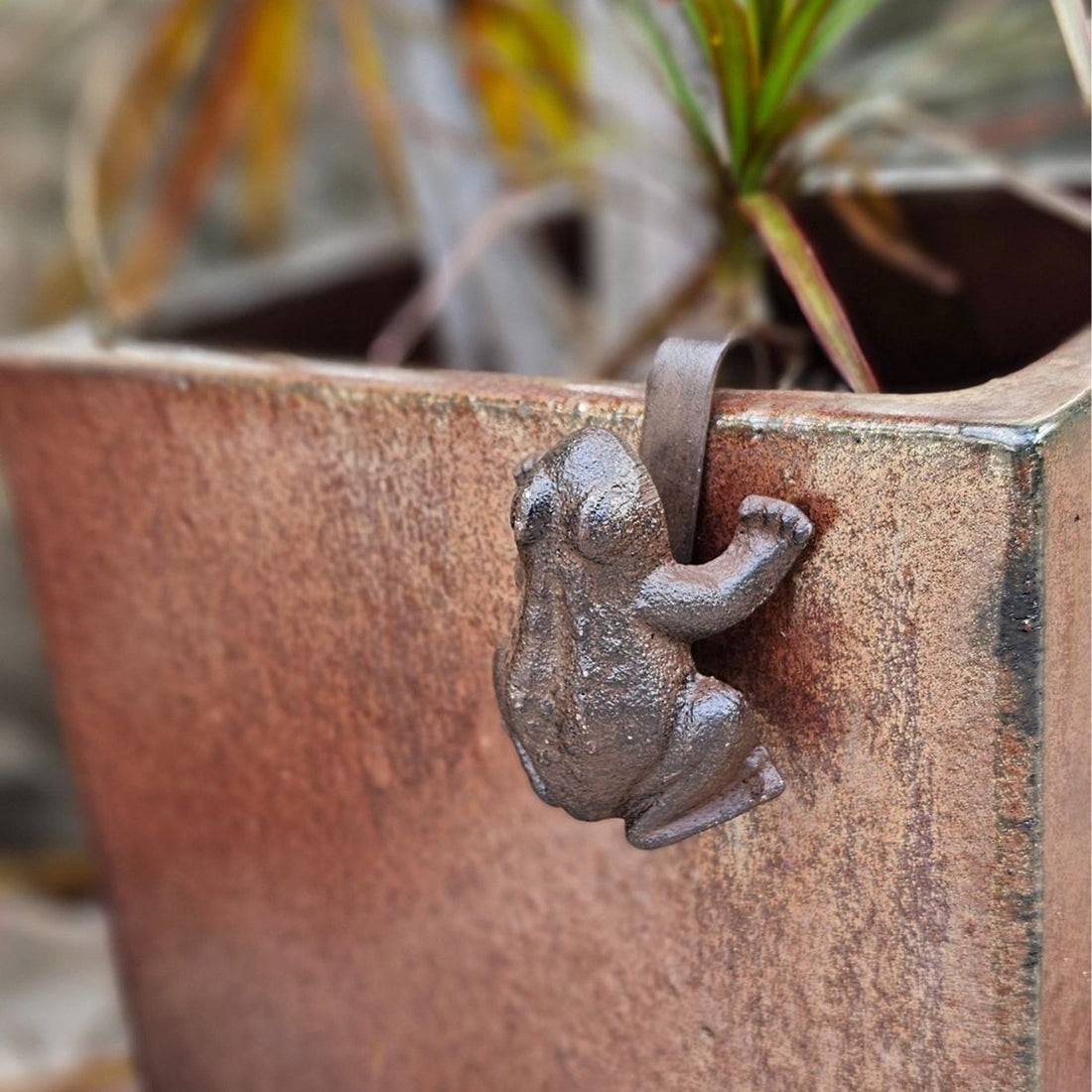 Cast Iron Garden Frog Pot Hanger