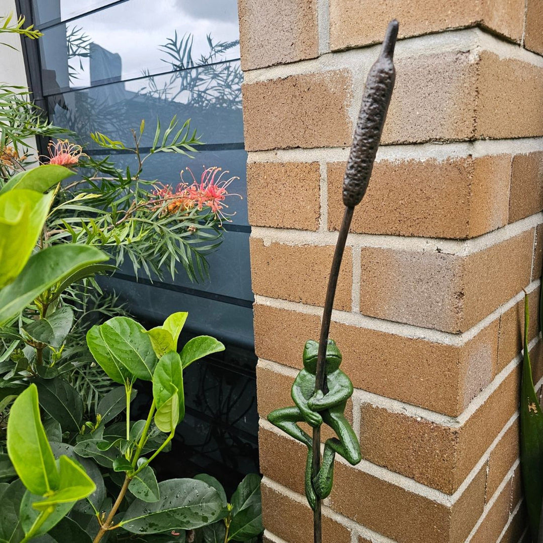 Reed Hopper Cast Iron Frog Garden Stake