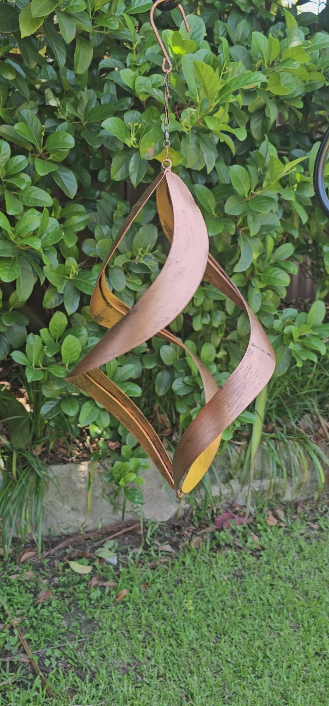 GOLDEN RIPPLE Hanging Spinner